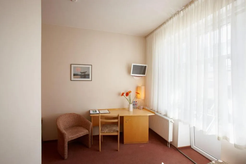 Room, Edvards, Riga