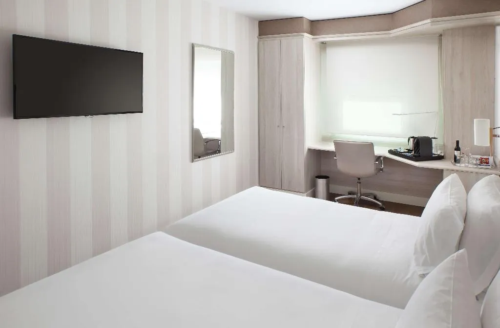 DOUBLE SUPERIOR Room, NH Madrid Barajas Airport, Madrid