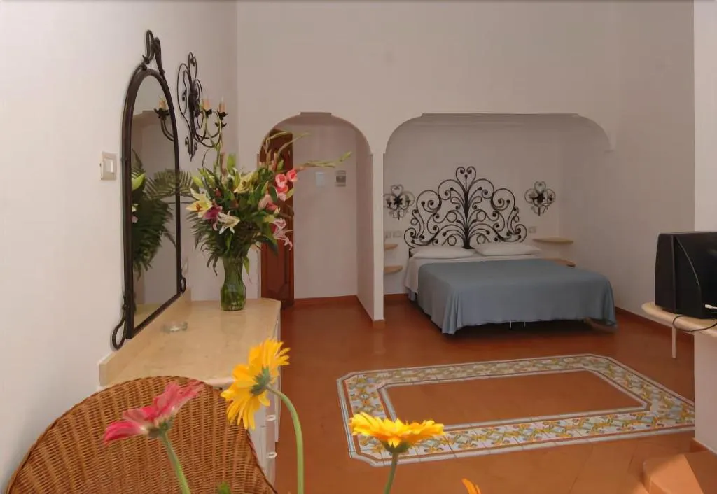 Room, Pupetto, Naples