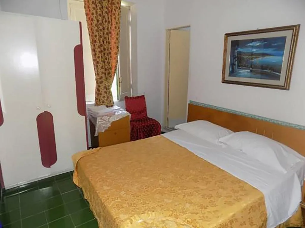 Room, O' Funaro, Naples
