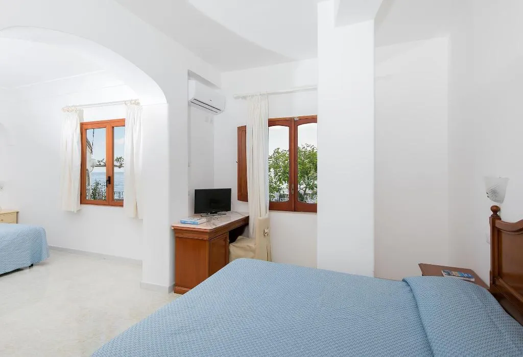 Room, Pupetto, Naples