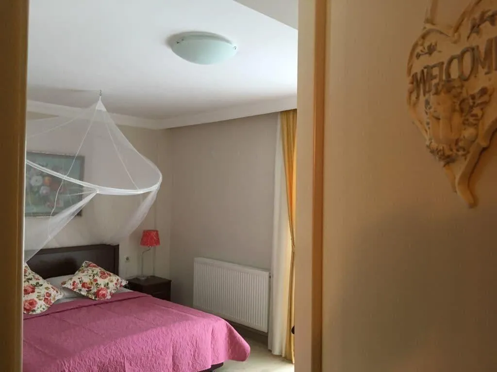Room, Melaike, Izmir
