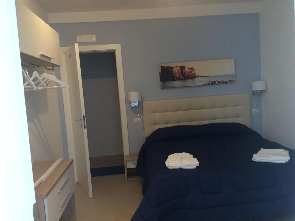 Room, Base Napoli B&B, Naples