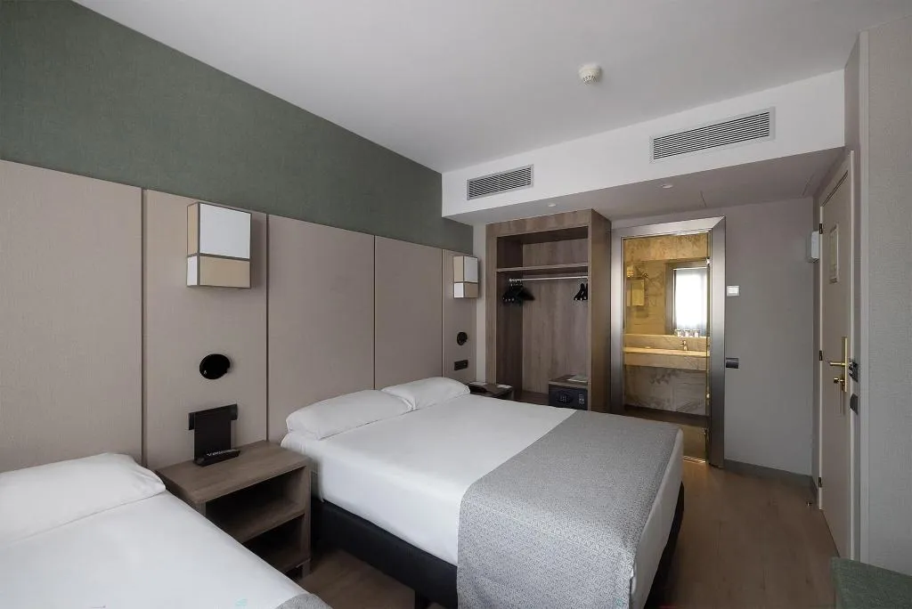 TRIPLE TWO BEDS Room, Catalonia Albeniz, Barcelona