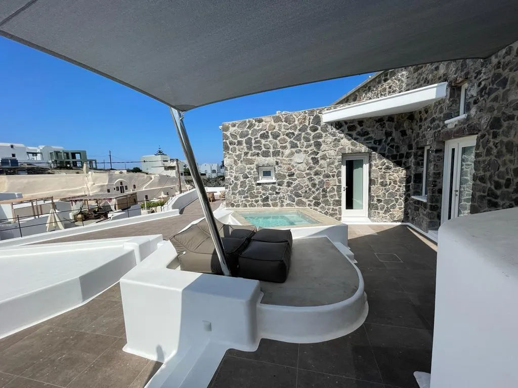 SUITE THREE BEDROOMS TWO BATHROOMS Room, Victoria Caves, Santorini