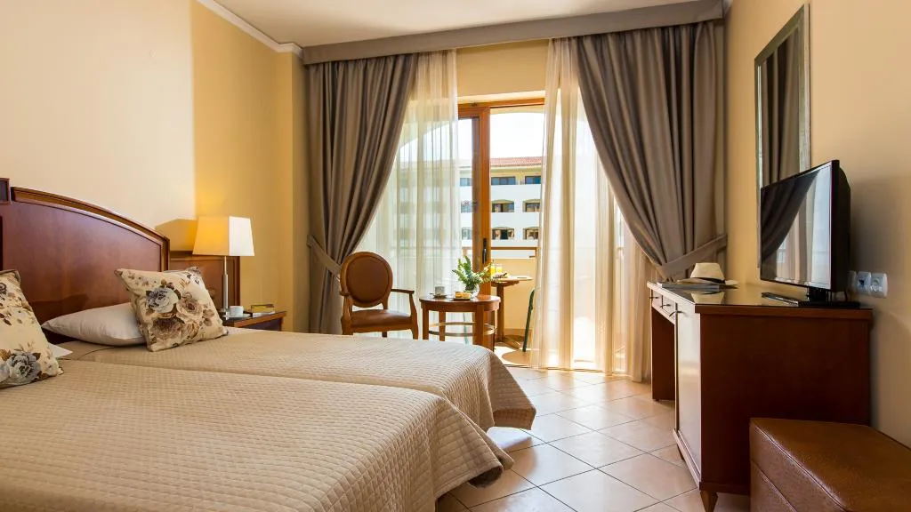 Room, Theartemis Palace, Crete