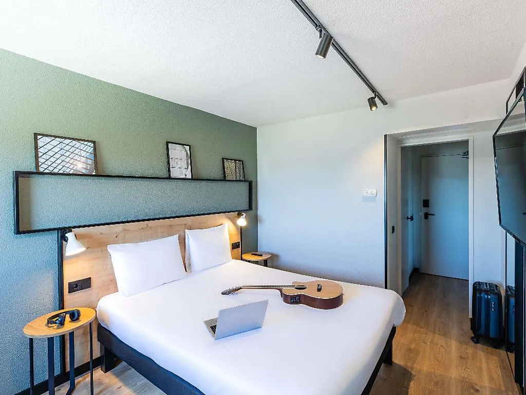 DOUBLE WITH DOUBLE BED Room, Ibis Braganca, Porto