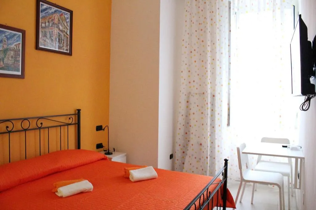 Room, Pomodoro B&B, Naples