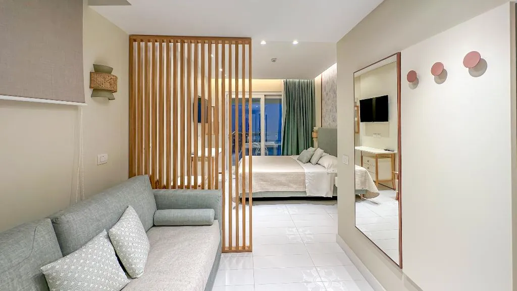 JUNIOR SUITE THREE BEDROOMS ONE BATHROOM Room, Giosue' a Mare, Naples