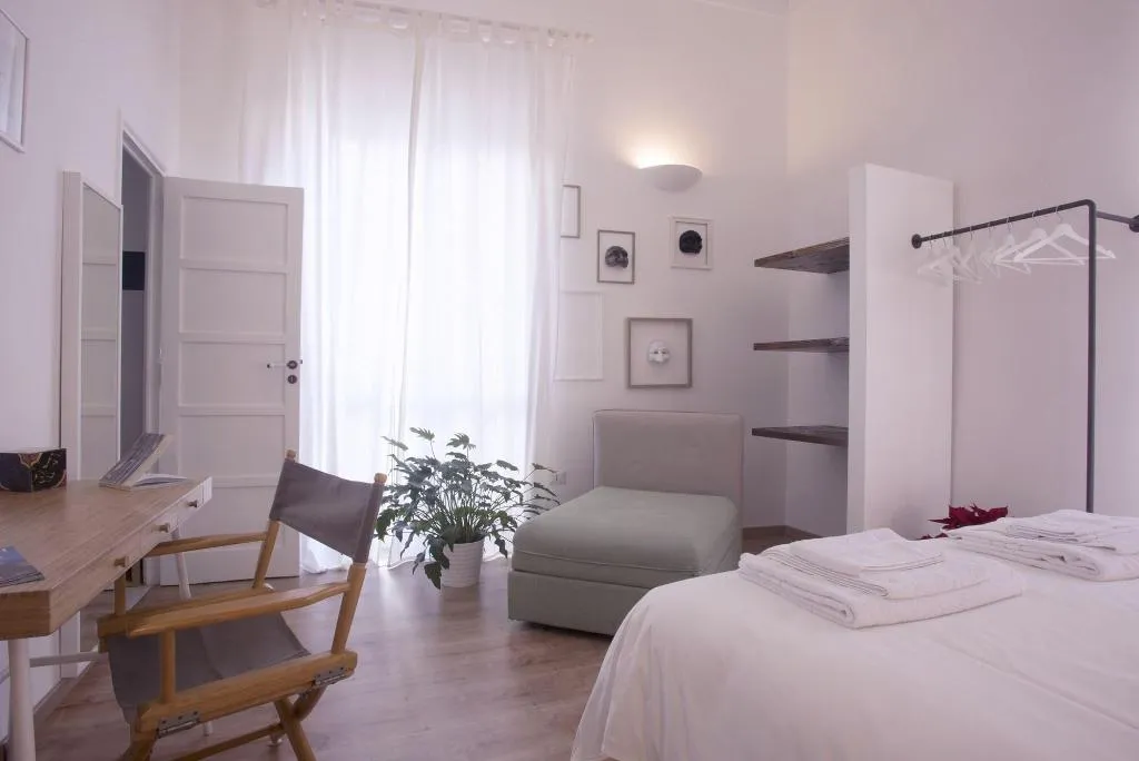 Room, B&B Università, Naples
