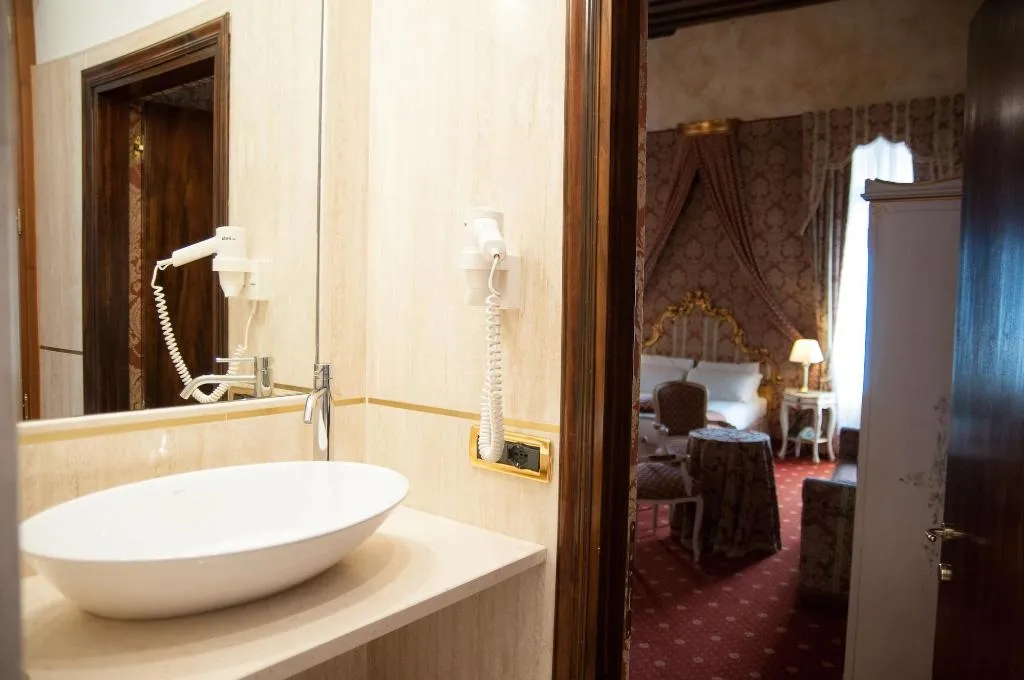 Room, Ca Amadi, Venice