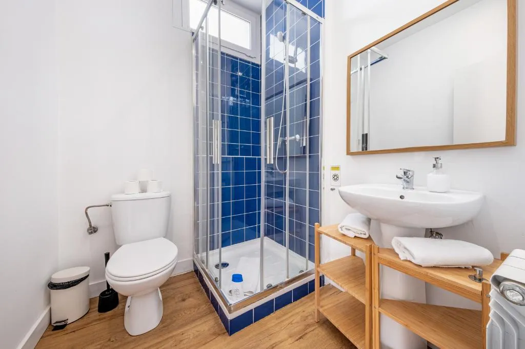 APARTMENT CAPACITY 5 THREE BEDROOM Room, Ainb Barcelona Sants Apartments, Barcelona
