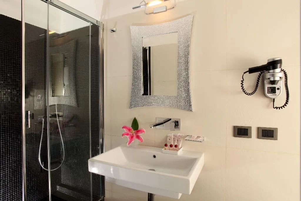 TRIPLE ANNEX Room, del Corso, Rome