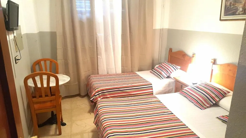 TRIPLE WITH SHARED BATHROOM Room, Hostal El Peine, Madrid