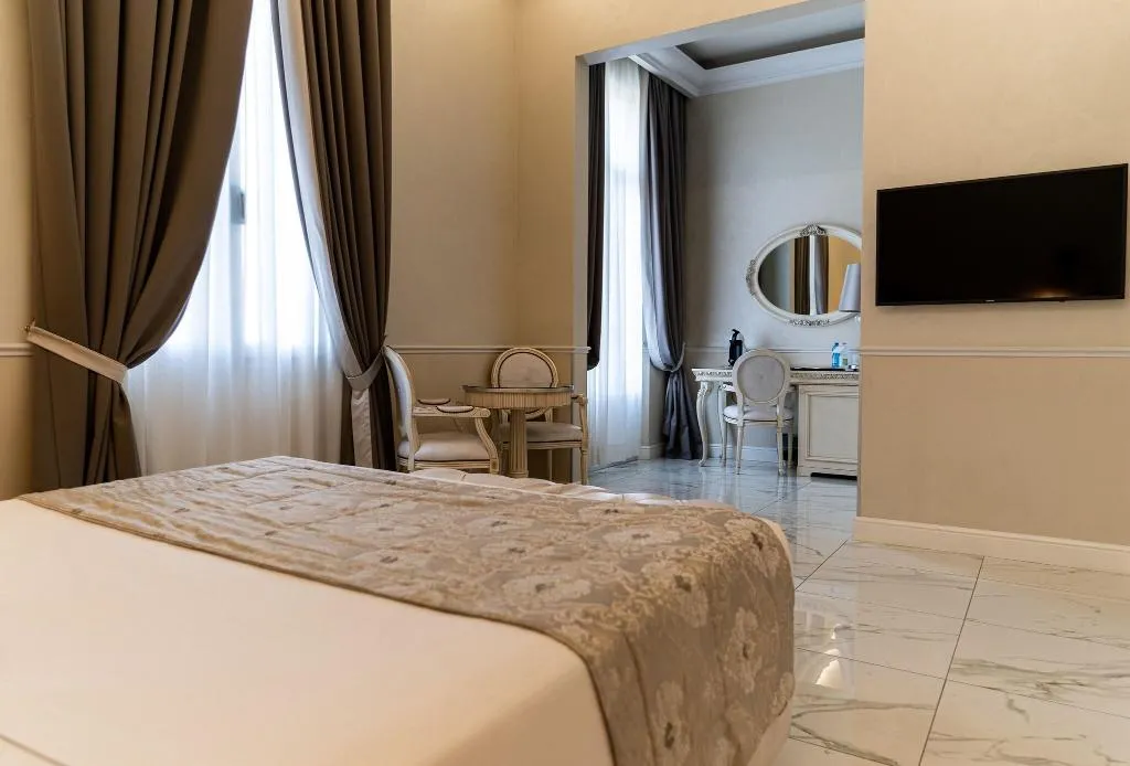 JUNIOR SUITE QUEEN SIZE BED Room, The Moon Boutique Hotel, Florence