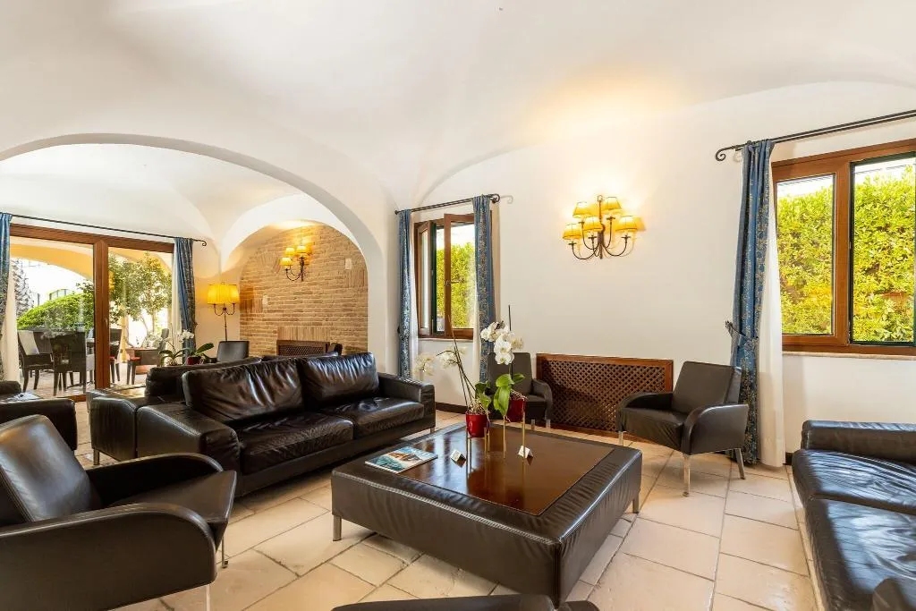 Lobby, Arbatasar, Cagliari