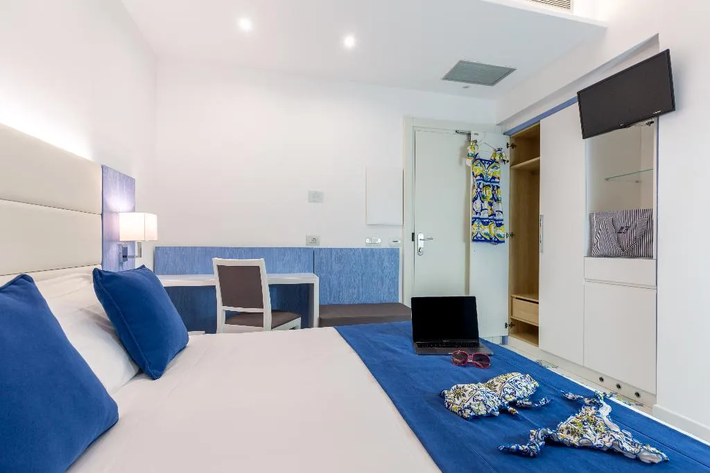 DOUBLE ONE BEDROOM ONE BATHROOM Room, Giosue' a Mare, Naples