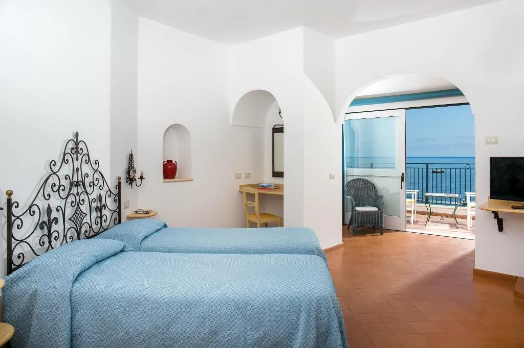 Room, Pupetto, Naples