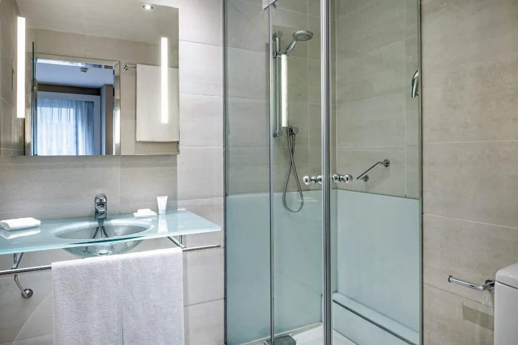 DOUBLE QUEEN SIZE BED Room, AC Barcelona Irla, Barcelona
