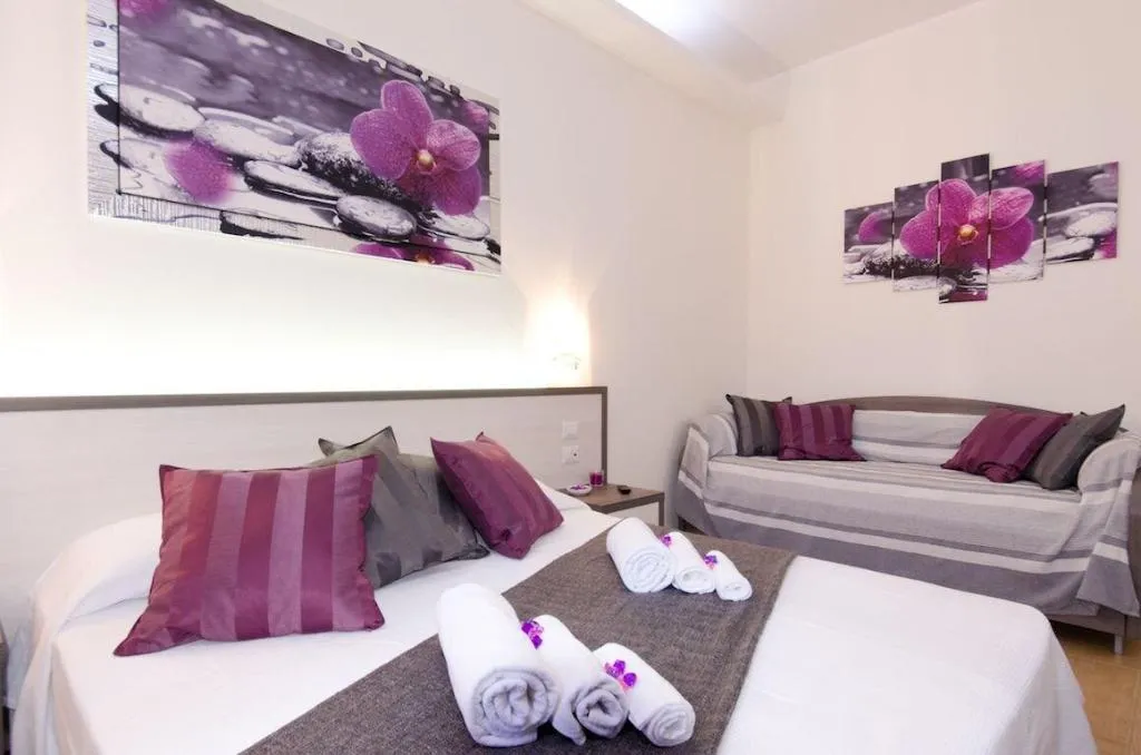 Room, Gemme Di Roma, Naples