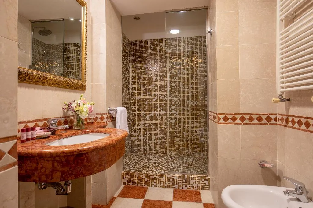 DOUBLE BASIC Room, del Corso, Rome