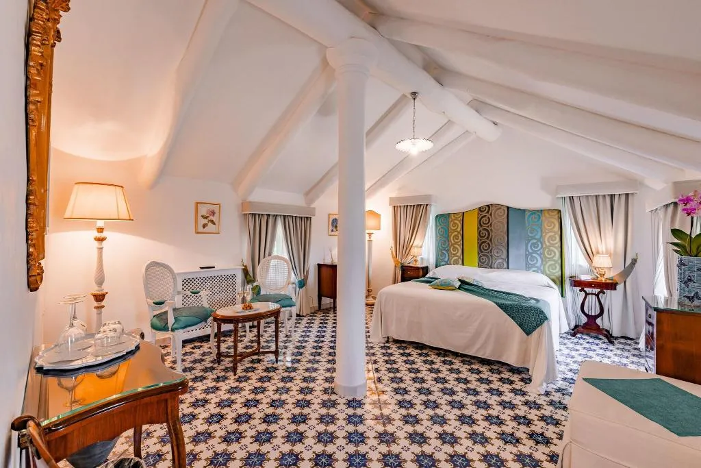 JUNIOR SUITE SEA VIEW KING BED Room, Palazzo Pascal, Naples