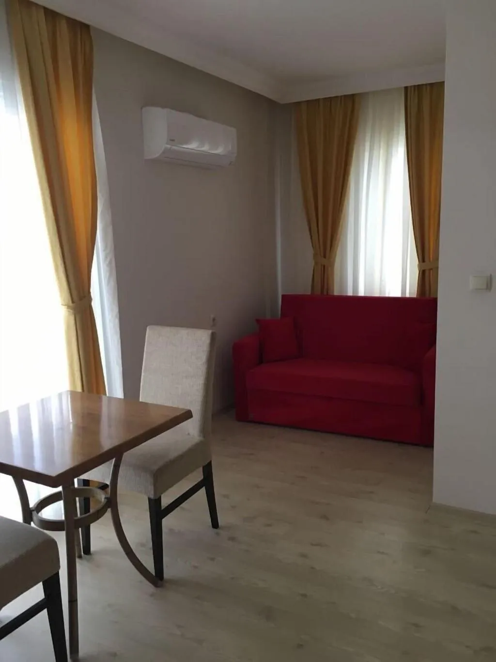 Room, Melaike, Izmir