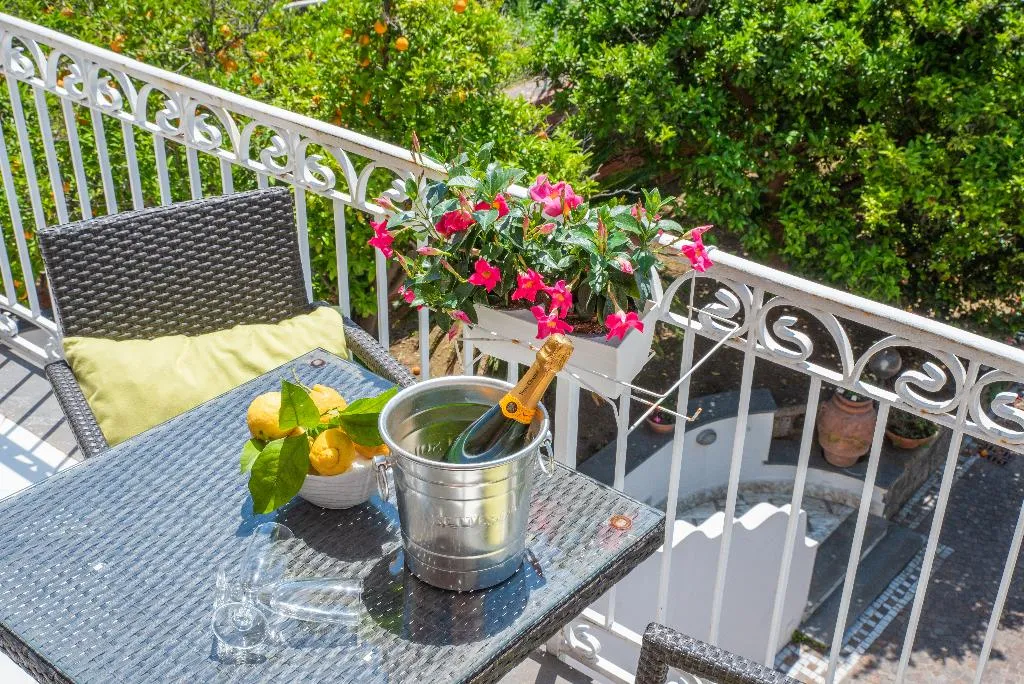 DOUBLE SUPERIOR GARDEN VIEW Room, Relais Francesca, Naples