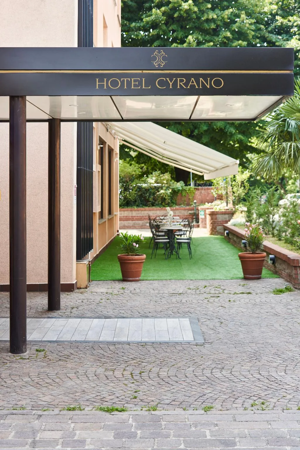 Bar, Cyrano, Milan