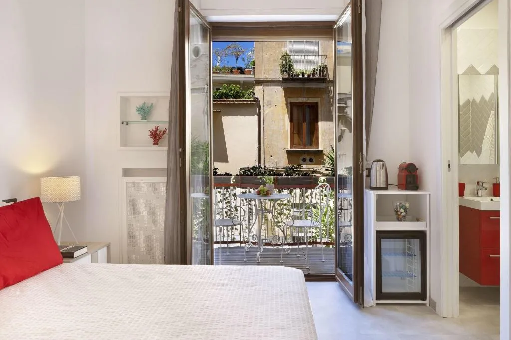 Room, Sorrento Flower Rooms, Naples