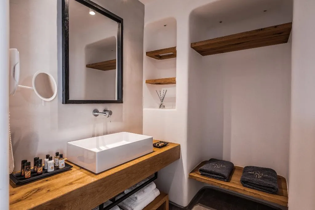 SUITE DELUXE WITH JACUZZI Room, Alissachni Mykonos, Mykonos