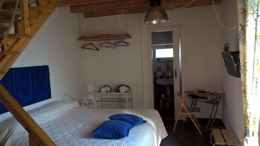 Room, B&B PompeiLog, Naples