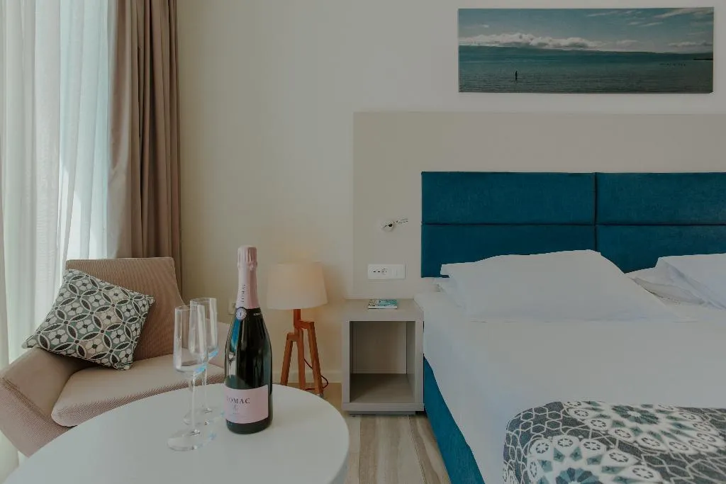 APARTMENT PARTIAL SEA VIEW Room, Romana Beach Apartments, Split