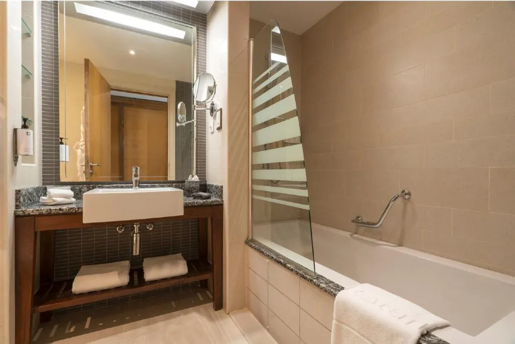 TWIN SEA VIEW WITH BALCONY Room, Amwaj Rotana-Jumeirah Beach, Dubai