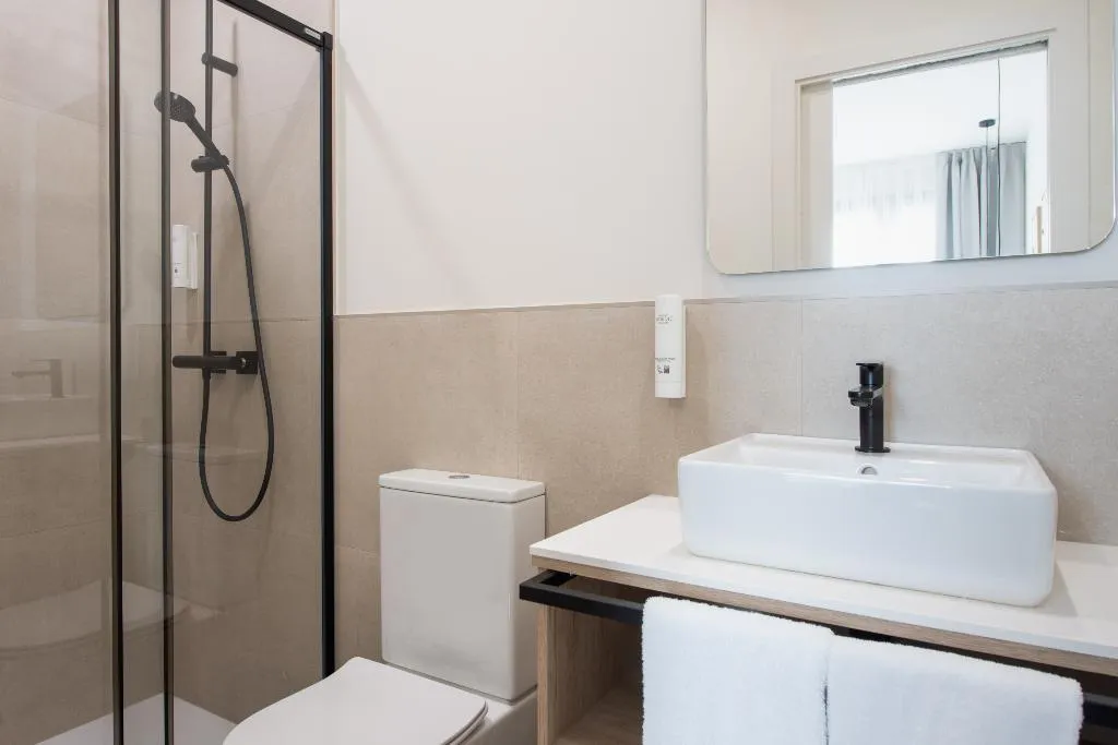 APARTMENT TWO BEDROOMS WITH TERRACE Room, Libere Seville Plaza Nueva, Seville
