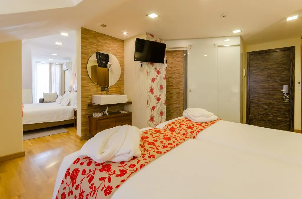 QUADRUPLE STANDARD Room, Hotel Borges Chiado, Lisbon