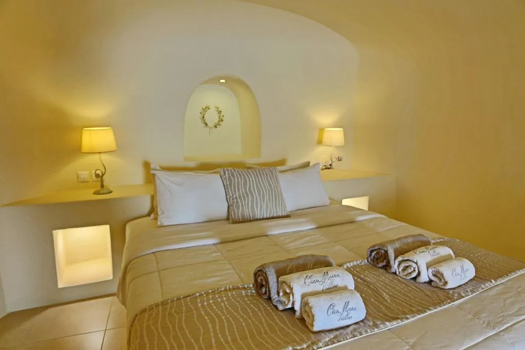 CAVE HONEYMOON Room, Oia Mare Villas, Santorini