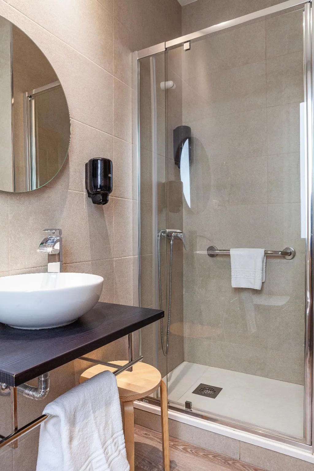 Room, Mediodia, Madrid