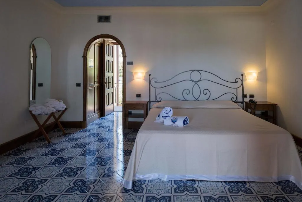 Room, Aktea, Catania