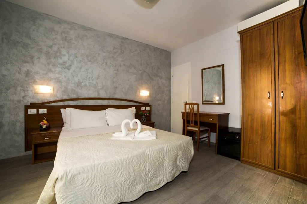 Room, A Casa Nostra, Naples