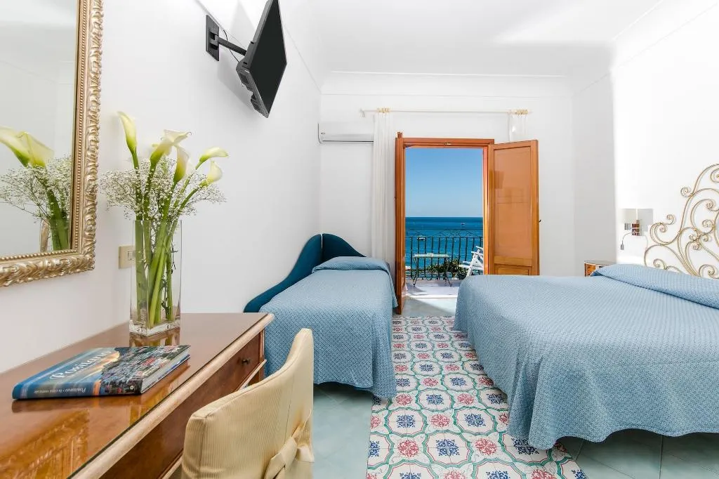Room, Pupetto, Naples