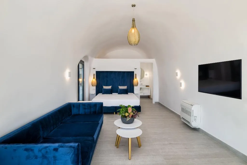SUITE WITH PRIVATE POOL Room, Palm Island Suites, Santorini