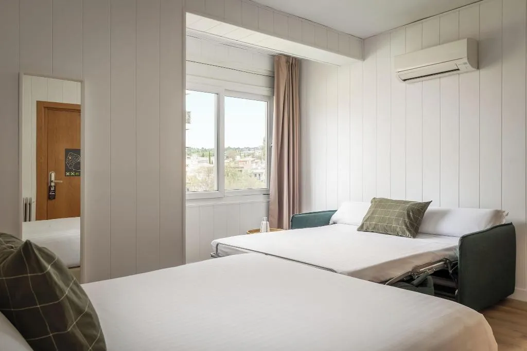 QUADRUPLE TWO DOUBLE BEDS Room, Erba By Pillow, Costa Brava