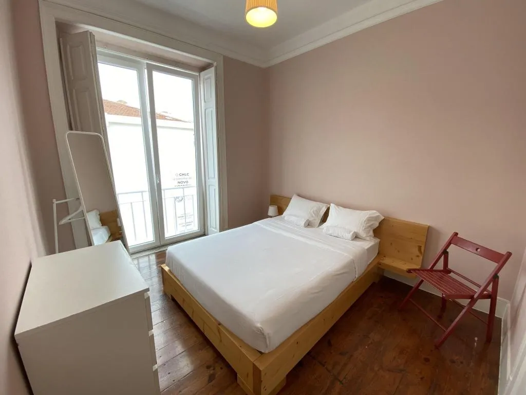 DOUBLE WITH SHARED BATHROOM Room, Green Heart Hostel, Lisbon