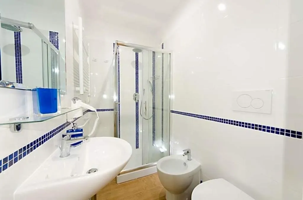 Room, Gemme Di Roma, Naples