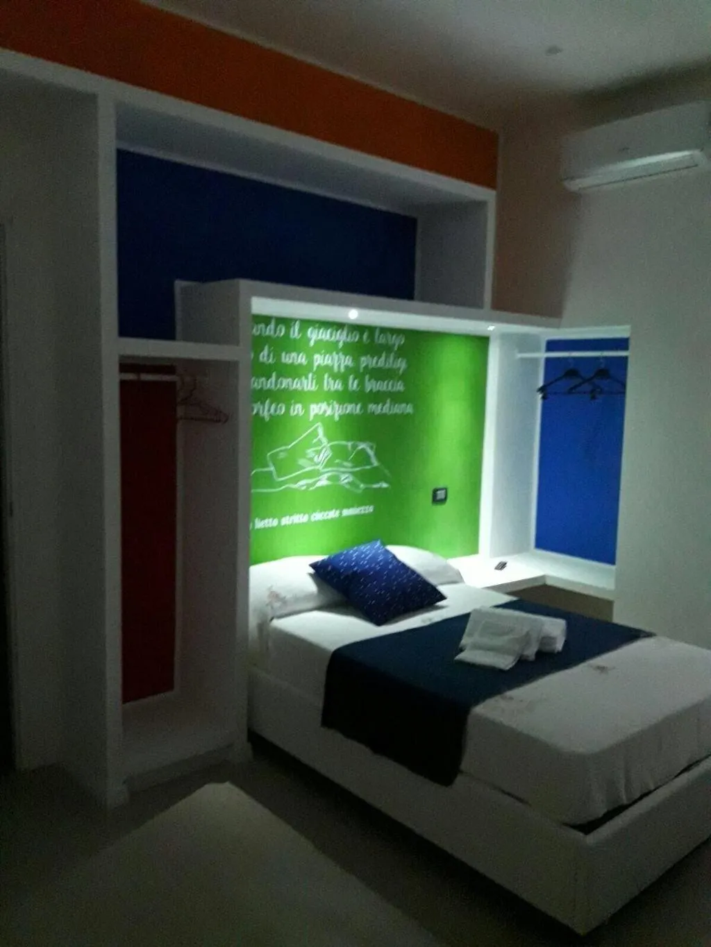 Room, B&B Next Stop Napoli, Naples
