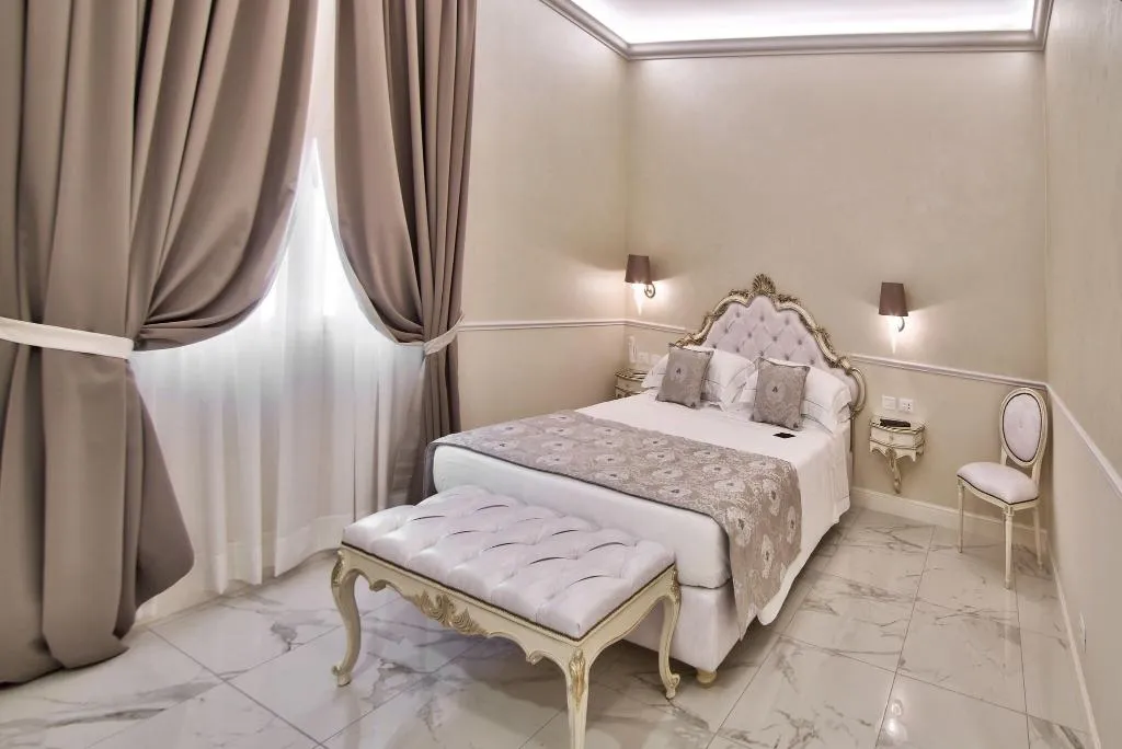 DOUBLE SUPERIOR QUEEN BED Room, The Moon Boutique Hotel, Florence