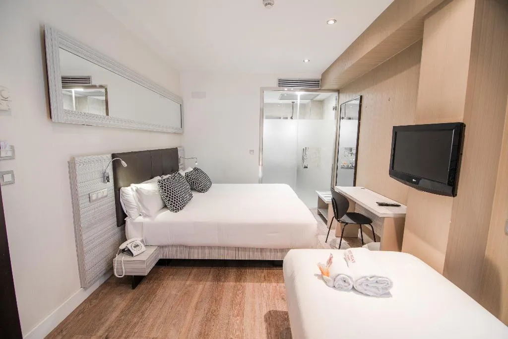 TRIPLE STANDARD Room, Petit Palace Puerta del Sol, Madrid