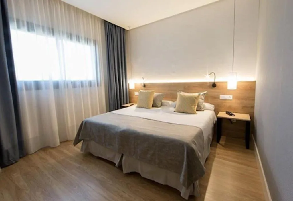 DOUBLE QUEEN SIZE BED Room, Porcel Aida, Madrid