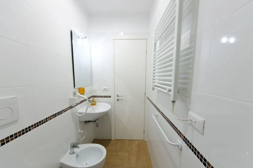 Room, Gemme Di Roma, Naples